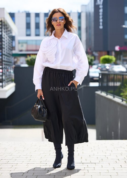 Czarne spodnie damskie szerokie z gumką w pasie i luźnym krojem, styl oversize