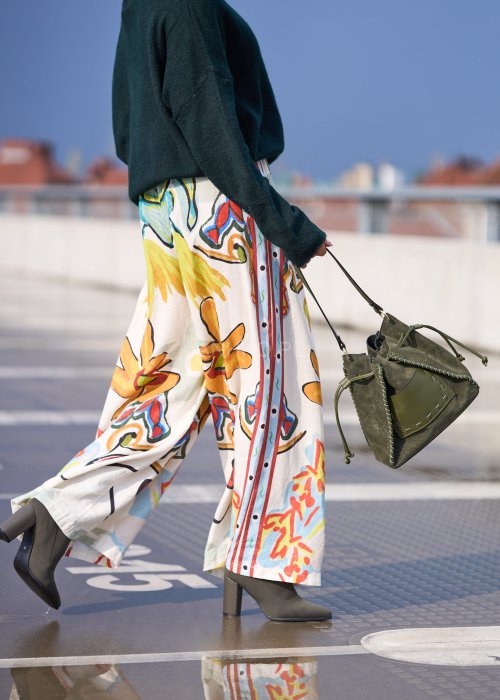 Lniane spodnie damskie wide leg z wysokim stanem w kolorowe kwiatowe wzory, letnia stylizacja boho z naturalnego materiału