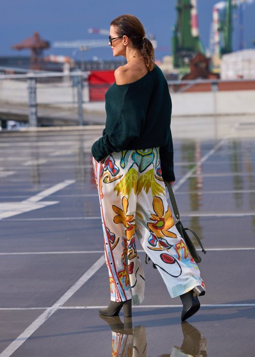Lniane spodnie damskie wide leg z wysokim stanem w kolorowe kwiatowe wzory, letnia stylizacja boho z naturalnego materiału