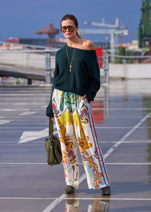 Lniane spodnie damskie wide leg z wysokim stanem w kolorowe kwiatowe wzory, letnia stylizacja boho z naturalnego materiału