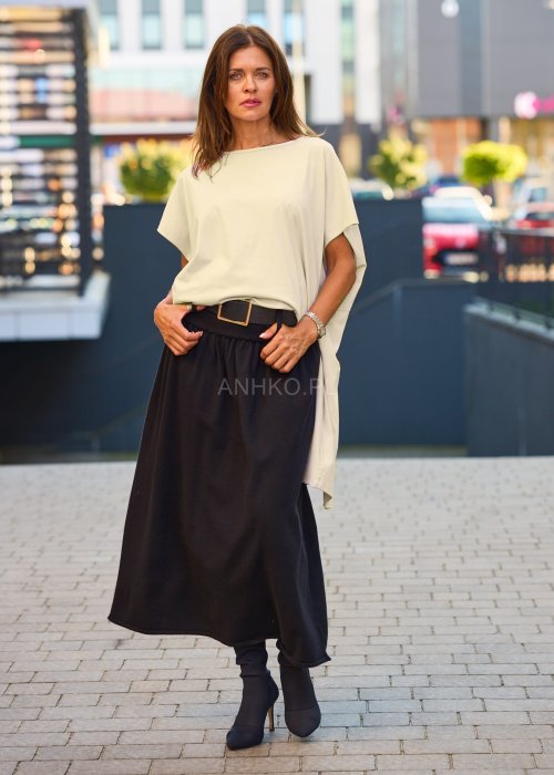 Beżowa bluzka damska oversize z krótkim rękawem i prostym dekoltem, minimalistyczny styl casual