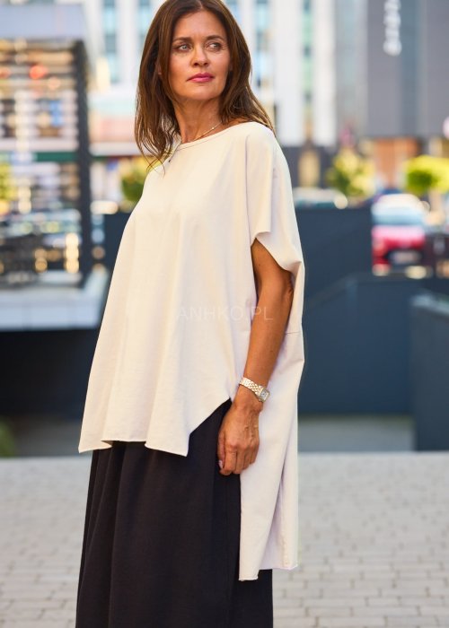Beżowa bluzka damska oversize z krótkim rękawem i prostym dekoltem, minimalistyczny styl casual