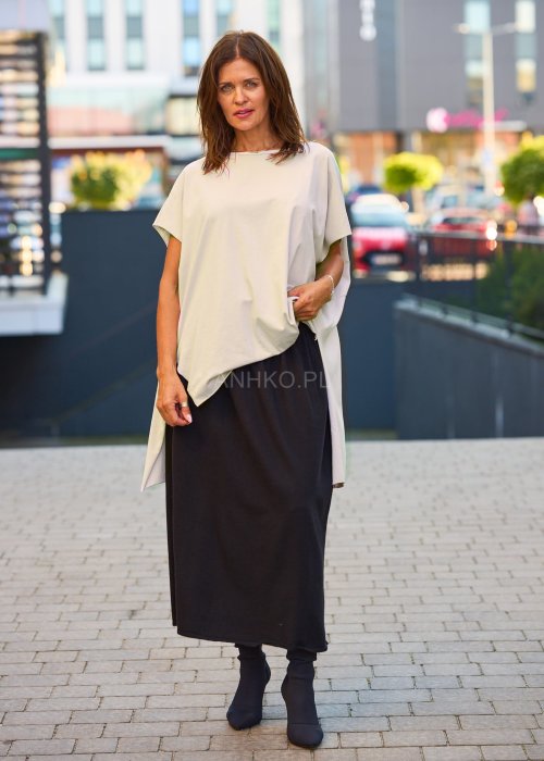 Beżowa bluzka damska oversize z krótkim rękawem i prostym dekoltem, minimalistyczny styl casual