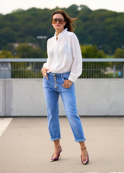 Biała koszula damska z lekkiej tkaniny z haftem i falbanką, długi rękaw, styl romantyczny boho
