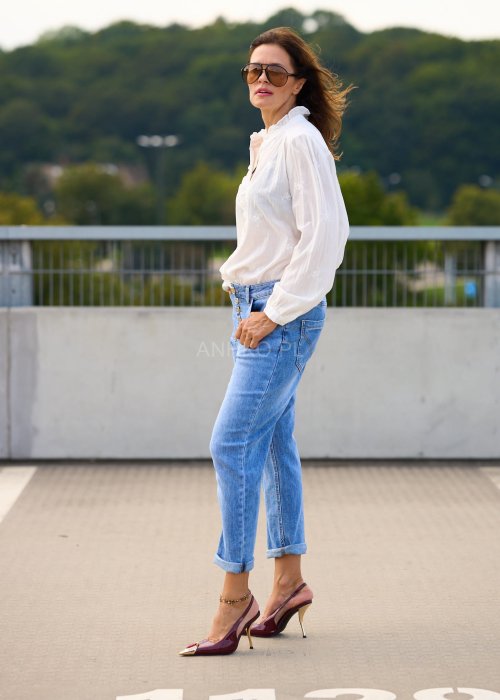 Biała koszula damska z lekkiej tkaniny z haftem i falbanką, długi rękaw, styl romantyczny boho