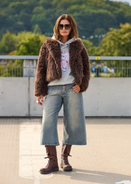 Brązowa futrzana kurtka damska o krótkim kroju, ciepła i miękka, styl casual boho