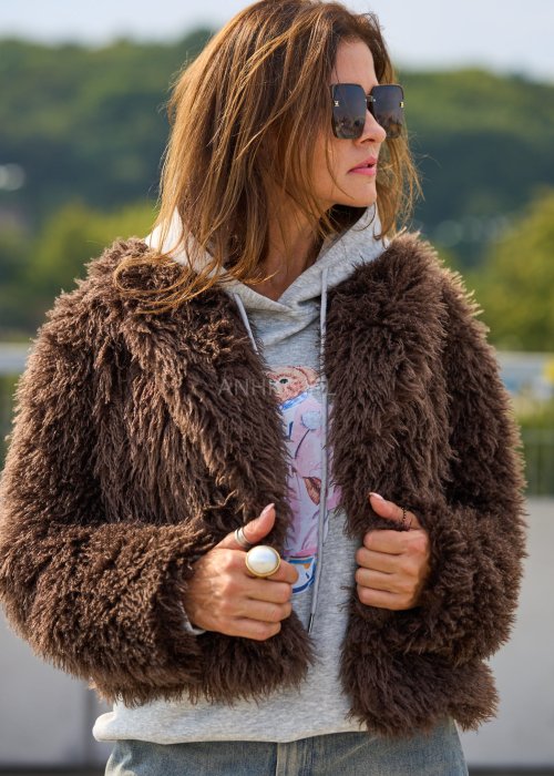 Brązowa futrzana kurtka damska o krótkim kroju, ciepła i miękka, styl casual boho