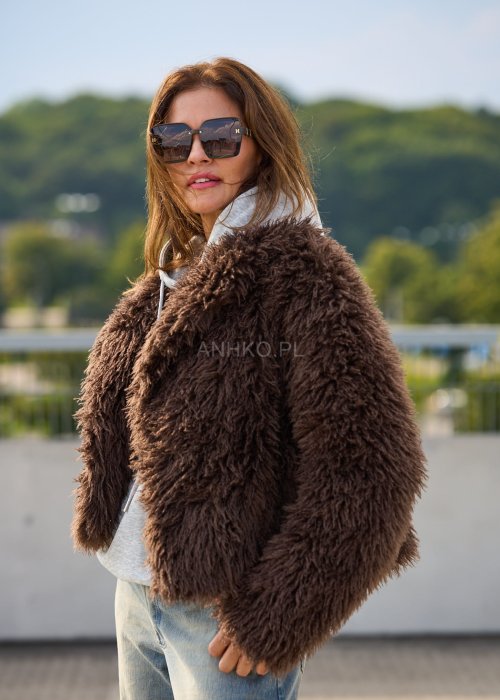 Brązowa futrzana kurtka damska o krótkim kroju, ciepła i miękka, styl casual boho