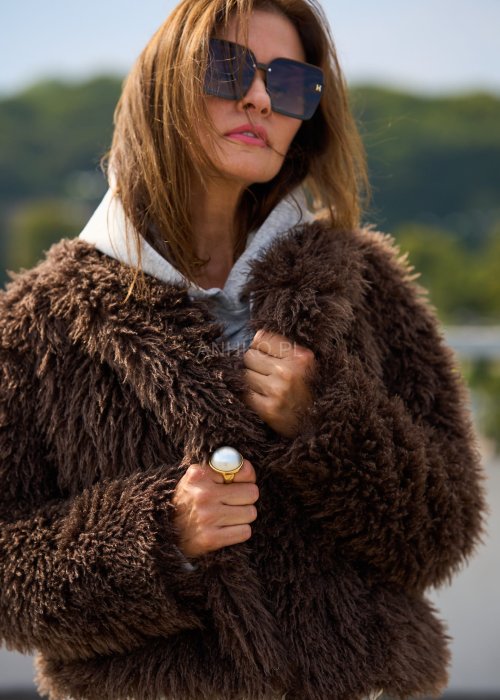 Brązowa futrzana kurtka damska o krótkim kroju, ciepła i miękka, styl casual boho