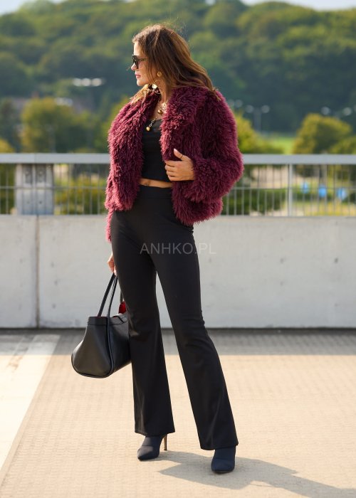 Bordowa futrzana kurtka damska o krótkim kroju, miękka i ciepła, styl boho glamour