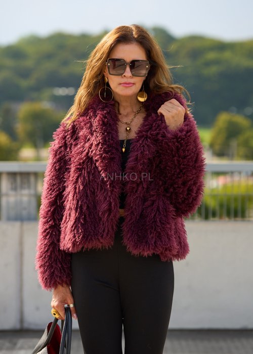 Bordowa futrzana kurtka damska o krótkim kroju, miękka i ciepła, styl boho glamour