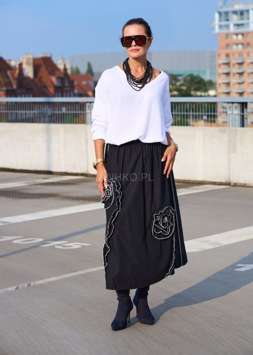 Biała bluzka damska z długim rękawem z lnu, luźny oversize krój, dekolt łódka, styl minimalistyczny boho