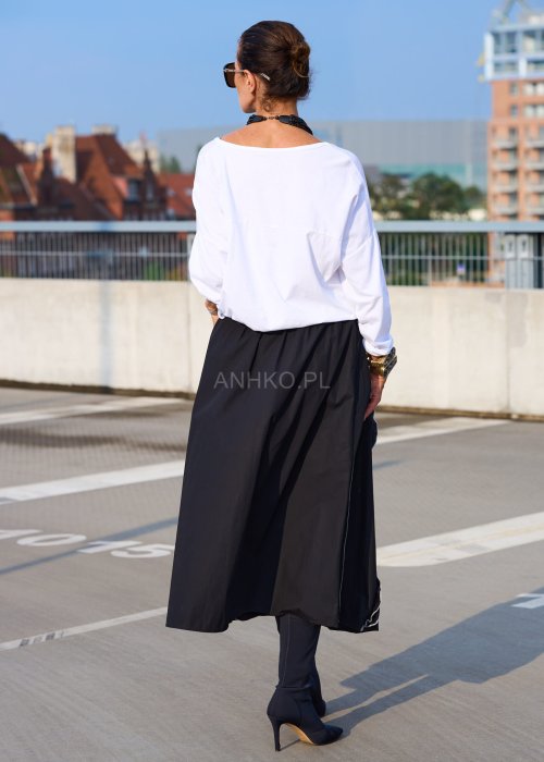 Biała bluzka damska z długim rękawem z lnu, luźny oversize krój, dekolt łódka, styl minimalistyczny boho