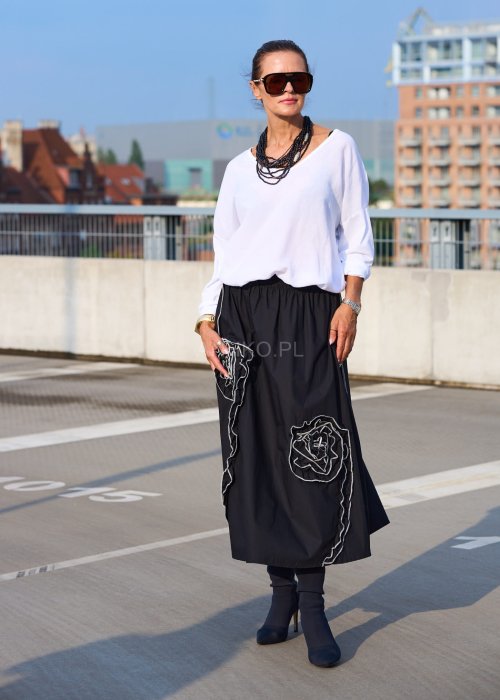 Biała bluzka damska z długim rękawem z lnu, luźny oversize krój, dekolt łódka, styl minimalistyczny boho
