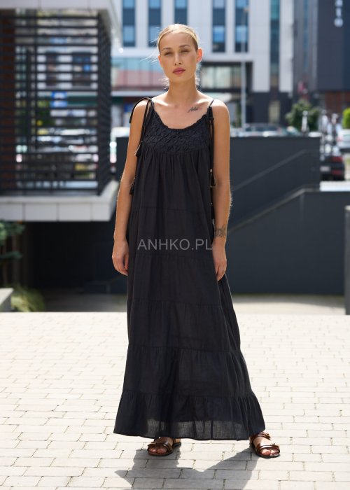 ALT: Czarna długa sukienka maxi na ramiączkach wiązanych, luźny krój boho z haftowaną górą, letnia moda damska