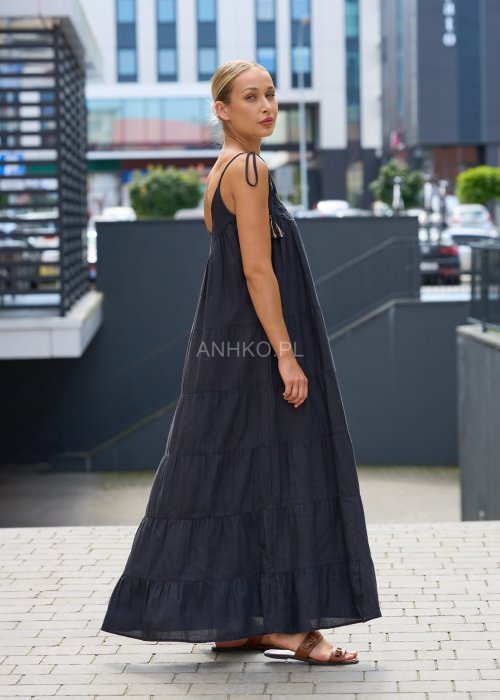 ALT: Czarna długa sukienka maxi na ramiączkach wiązanych, luźny krój boho z haftowaną górą, letnia moda damska
