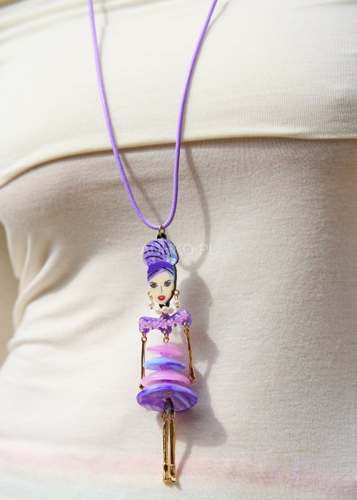 Długi naszyjnik damski na sznurku z zawieszką w kształcie lalki w fioletowej sukience, biżuteria handmade