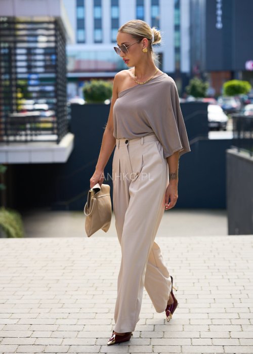 Asymetryczna bluzka damska taupe na jedno ramię, lekki materiał, elegancki krój wieczorowy