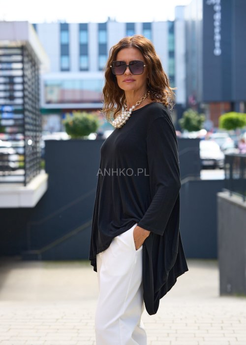 Czarna tunika damska oversize z lekkiej tkaniny, asymetryczny krój, styl minimalistyczny