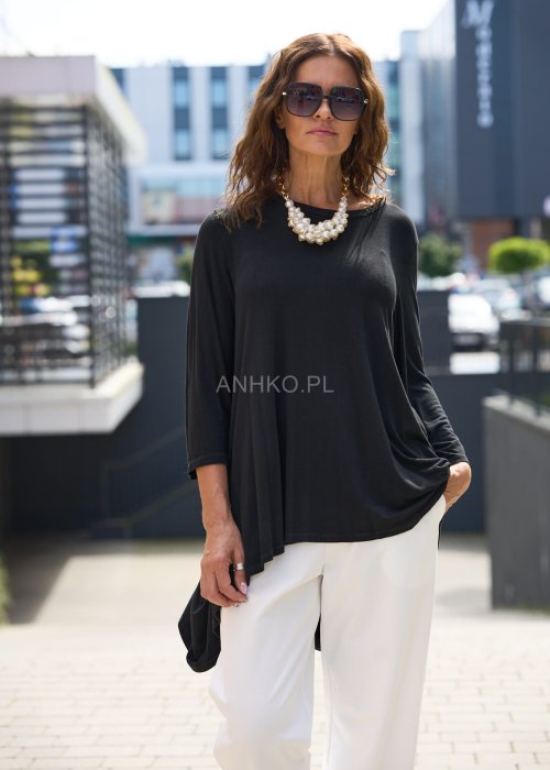 Czarna tunika damska oversize z lekkiej tkaniny, asymetryczny krój, styl minimalistyczny