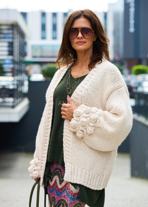 Kremowy kardigan handmade gruby, dziergany sweter z luźnym fasonem i ozdobnymi rękawami.