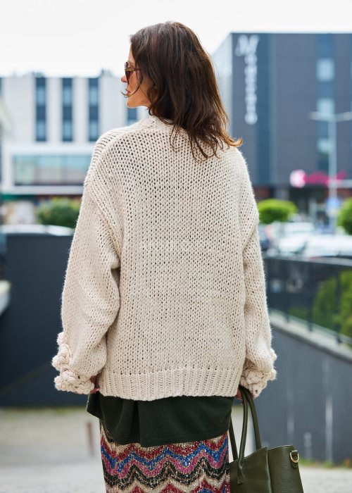 Kremowy kardigan handmade gruby, dziergany sweter z luźnym fasonem i ozdobnymi rękawami.