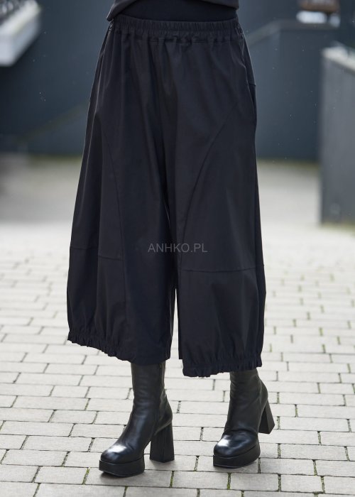 Czarne spodnie damskie szerokie z gumką w pasie i luźnym krojem, styl oversize