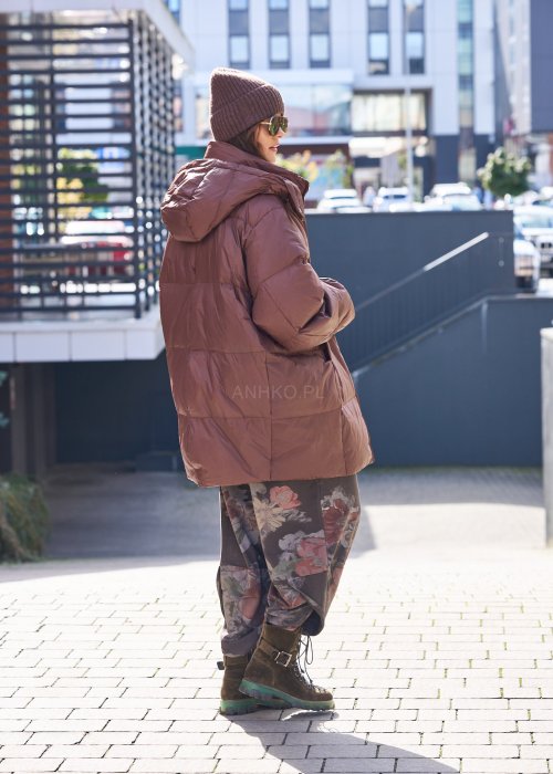 Obszerna, pikowana kurtka puchowa w ciepłym odcieniu czekoladowego brązu. Model z wysokim kołnierzem i praktycznym kapturem zapewnia doskonałą ochronę przed zimnem.