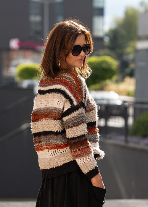 Sweter w paski o luźnym splocie