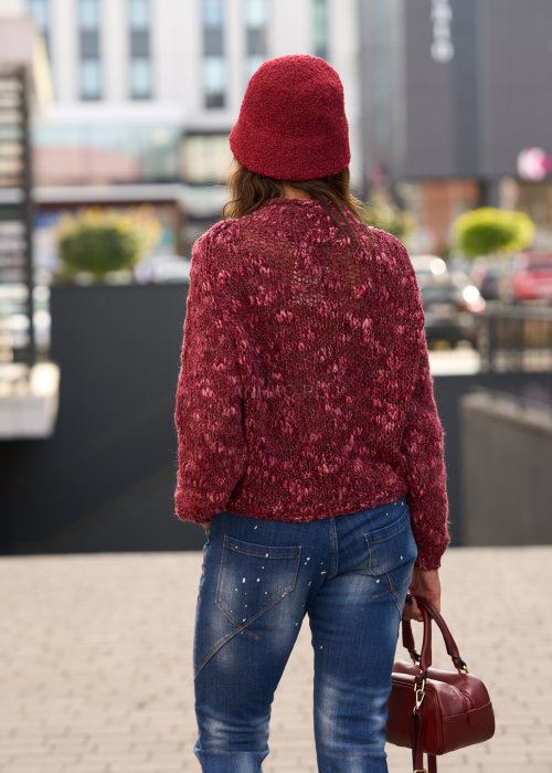 Bordowy sweter damski o luźnym splocie z długim rękawem, wykonany z miękkiej przędzy, w stylu casual, idealny do jeansów