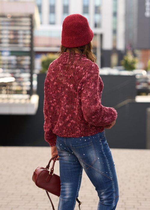 Bordowy sweter damski o luźnym splocie z długim rękawem, wykonany z miękkiej przędzy, w stylu casual, idealny do jeansów