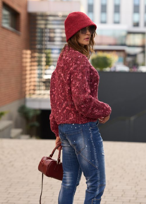 Bordowy sweter damski o luźnym splocie z długim rękawem, wykonany z miękkiej przędzy, w stylu casual, idealny do jeansów