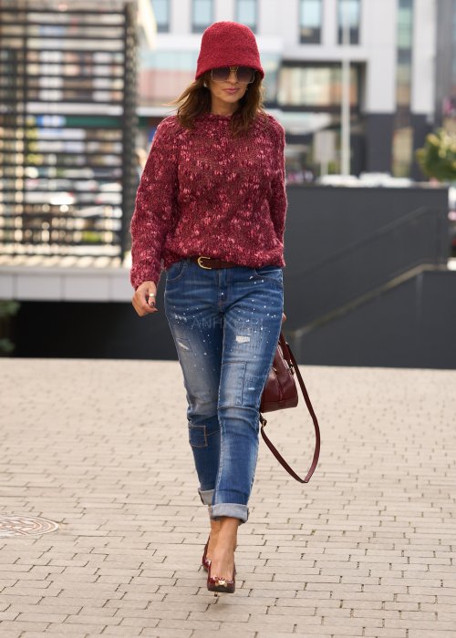 Bordowy sweter damski o luźnym splocie z długim rękawem, wykonany z miękkiej przędzy, w stylu casual, idealny do jeansów