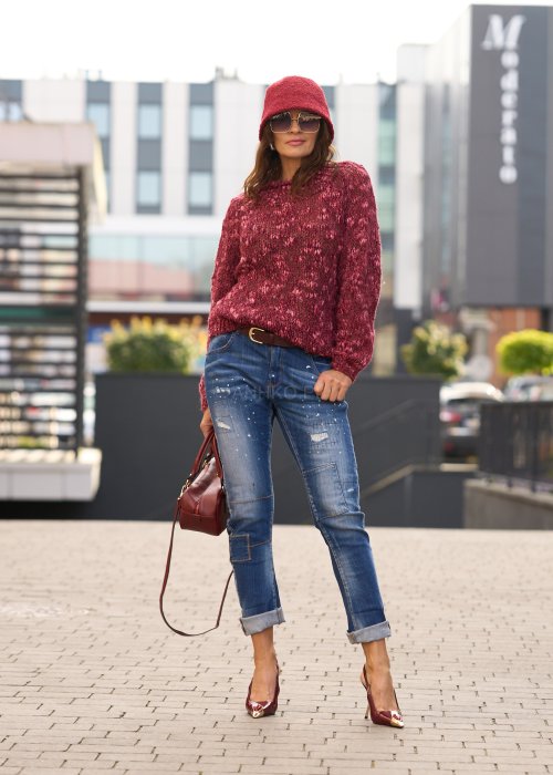 Bordowy sweter damski o luźnym splocie z długim rękawem, wykonany z miękkiej przędzy, w stylu casual, idealny do jeansów