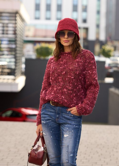 Bordowy sweter damski o luźnym splocie z długim rękawem, wykonany z miękkiej przędzy, w stylu casual, idealny do jeansów