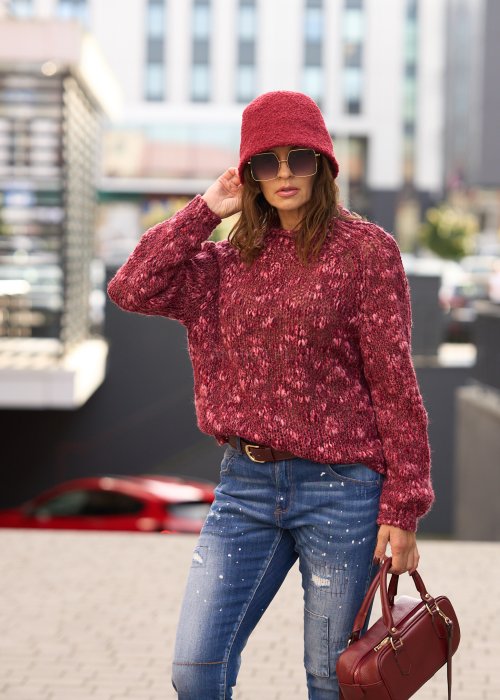 Bordowy sweter damski o luźnym splocie z długim rękawem, wykonany z miękkiej przędzy, w stylu casual, idealny do jeansów
