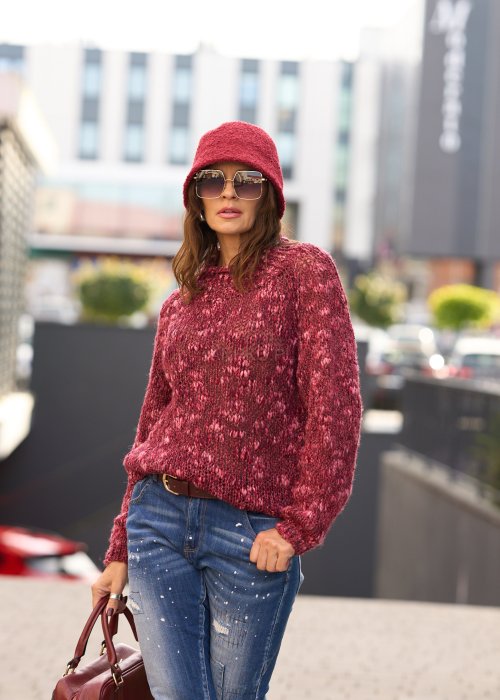 Bordowy sweter damski o luźnym splocie z długim rękawem, wykonany z miękkiej przędzy, w stylu casual, idealny do jeansów