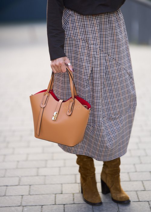 torebką shopper z czerwonym wnętrzem
