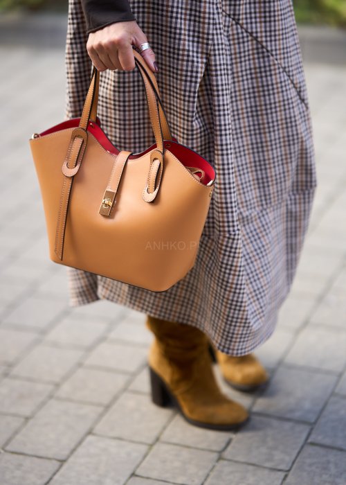 torebką shopper z czerwonym wnętrzem