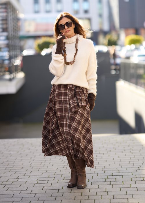Sweter w kolorze ecru z golfem, luźny krój oversize, miękka faktura, casualowa stylizacja jesienna