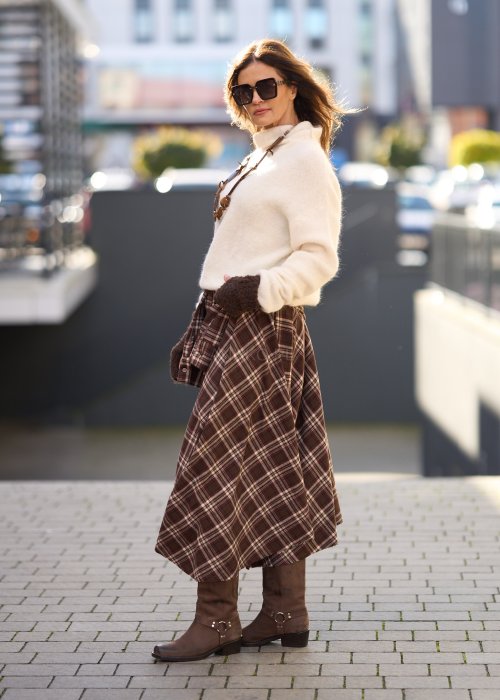 Sweter w kolorze ecru z golfem, luźny krój oversize, miękka faktura, casualowa stylizacja jesienna
