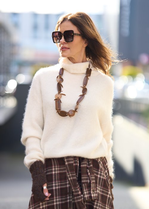 Sweter w kolorze ecru z golfem, luźny krój oversize, miękka faktura, casualowa stylizacja jesienna