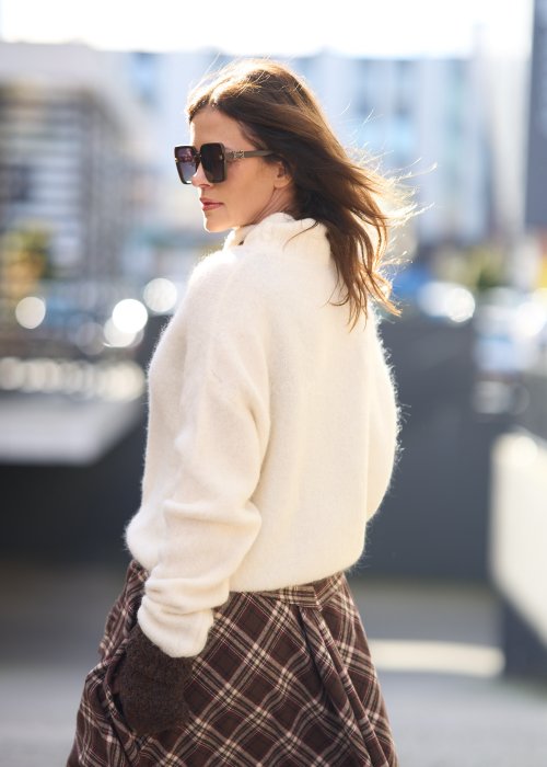 Sweter w kolorze ecru z golfem, luźny krój oversize, miękka faktura, casualowa stylizacja jesienna