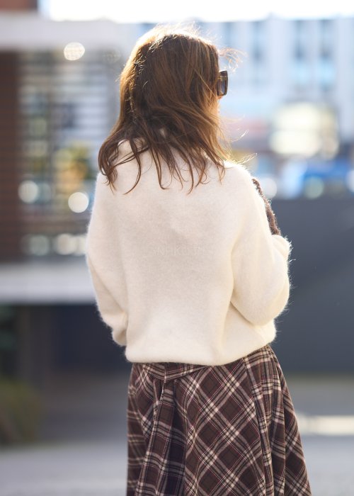 Sweter w kolorze ecru z golfem, luźny krój oversize, miękka faktura, casualowa stylizacja jesienna