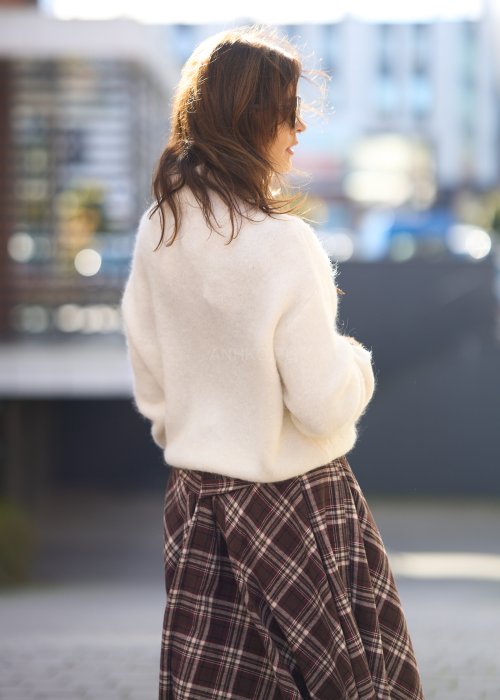 Sweter w kolorze ecru z golfem, luźny krój oversize, miękka faktura, casualowa stylizacja jesienna