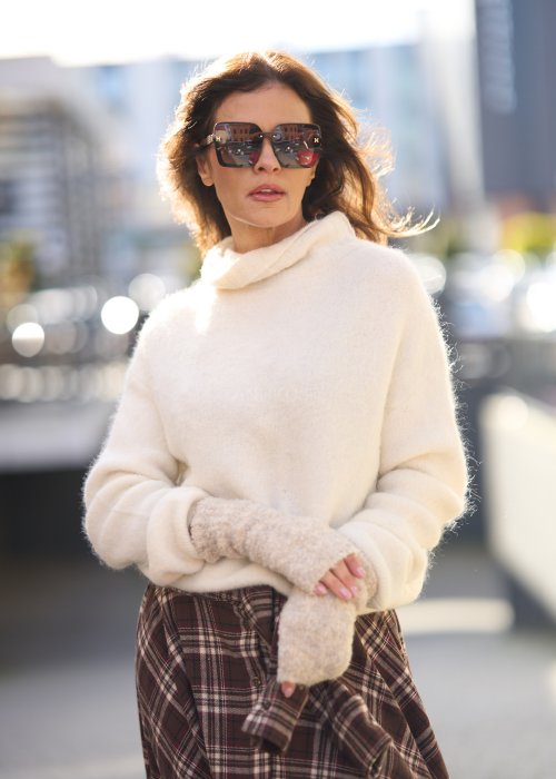 Sweter w kolorze ecru z golfem, luźny krój oversize, miękka faktura, casualowa stylizacja jesienna