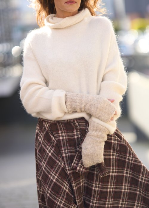 Sweter w kolorze ecru z golfem, luźny krój oversize, miękka faktura, casualowa stylizacja jesienna