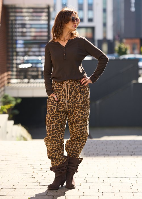 Damskie spodnie z motywem panterki, luźny krój z kieszeniami i gumką w pasie, wykonane z lekkiego materiału w stylu boho