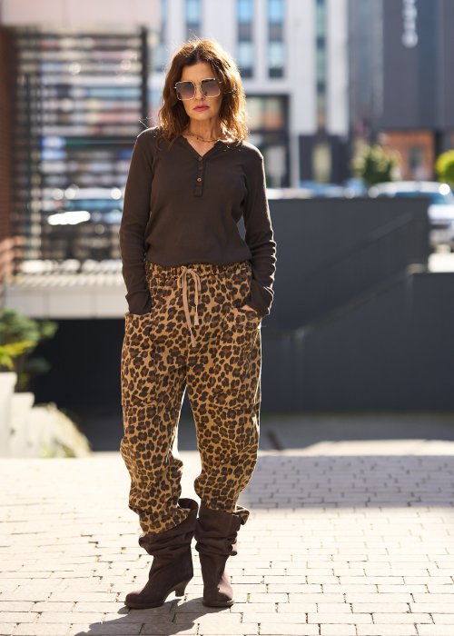 Damskie spodnie z motywem panterki, luźny krój z kieszeniami i gumką w pasie, wykonane z lekkiego materiału w stylu boho