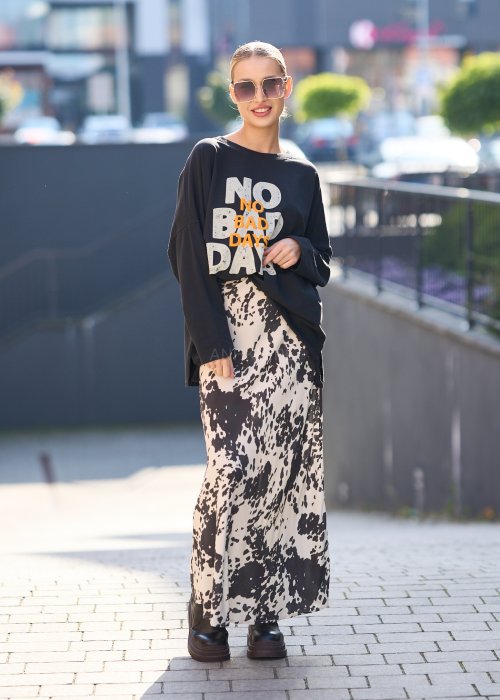 Bluza z napisem NO BAD DAYS, spódnica w zwierzęcy wzór